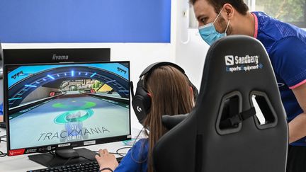 Un cours d'e-sport à Boulogne-Billancourt (22 juillet 2020). (BERTRAND GUAY / AFP)