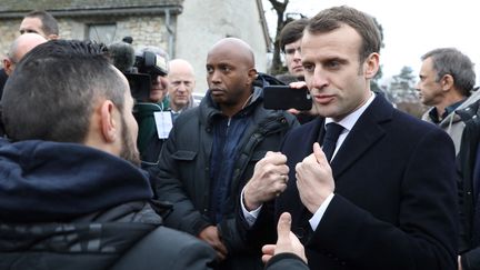 Emmanuel Macron dans la commune de Saint-Sozy, dans le lot, en janvier 2019. (LUDOVIC MARIN / POOL / AFP)