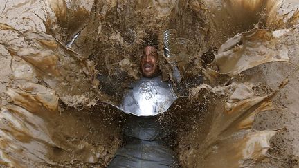 Un participant tombe &agrave; l'eau lors de la traditionnelle course &agrave; pieds "Tough Guy" &agrave; Perton (Royaume-Uni), le 26 janvier 2014. (DARREN STAPLES / REUTERS)