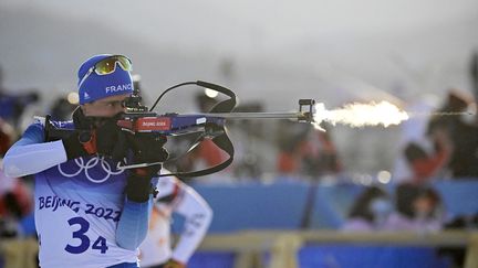 Quentin Fillon Maillet lors du relais mixte de biathlon à Zhangjiakou lors des Jeux olympiques d'hiver de Pékin, le 5 février. (TOBIAS SCHWARZ / AFP)