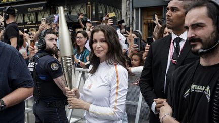 Laetitia Casta avec la flamme olympique, le 26 juillet 2024, à Saint-Denis. (STEPHANE DE SAKUTIN / AFP)