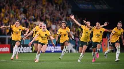 Les Australiennes célèbrent leur victoire aux tirs au but face à l'équipe de France, en quart de finale de la Coupe du monde, le 12 août 2023. (FRANCK FIFE / AFP)