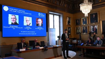 Le comité Nobel annonce les lauréats du Nobel de chimie, le 4 octobre 2023, à l'académie royale des sciences de Stockholm (Suède). (JONATHAN NACKSTRAND / AFP)