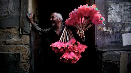 Un étal de marché, un coq, du linge qui sèche, des figures populaires, toutes ces images colorées et vivantes du Caire, Karim el-Hayawan les a assemblées dans deux diaporamas hyper rapides accompagnés de sons et de musiques, pour rendre compte de la folie de la métropole égyptienne (à l'Institut du monde arabe). Ici, photo Karim el-Hayawan, 
 (Karim el-Hayawan)