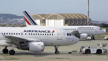 Des avions Air France sur le tarmac de l'a&eacute;roport de Marseille-Provence (Bouches-du-Rh&ocirc;ne), lundi 22 septembre 2014. (BORIS HORVAT / AFP)