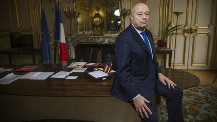 Jean-Michel Baylet pose dans son bureau de ministre de l'Aménagement du territoire, de la Ruralité et des Collecitivités territoriales, le 10 mars 2016, à Paris. (LIONEL BONAVENTURE / AFP)