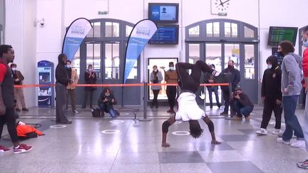 Battlle hip hop dans le gare de Saint-Brieuc pour soutenir le concours de la SNCF (Ville de Saint-Brieuc)