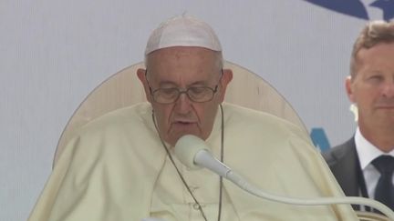 Devant une foule de natifs, le pape est venu demander pardon. (FRANCEINFO)