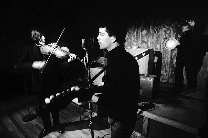 Le Velvet Underground au Café Bizarre en 1965 avec, au premier plan, John Cale au violon et Lou Reed au micro.
 (Adam Ritchie)