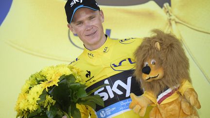 Chris Froome sur le podium après sa démonstration dans la 10e étape du Tour (YORICK JANSENS / BELGA MAG)