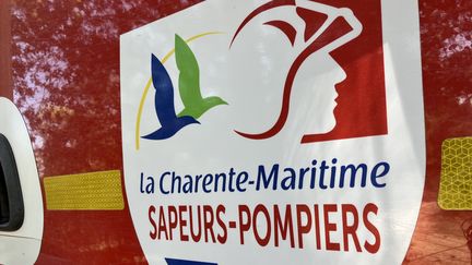 Les pompiers de Charente-Maritime sont intervenus, jeudi 29 septembre, sur un gros accident de la route entre une voiture et des cyclistes au nord de Saintes. (LISE DUSSAUT / RADIOFRANCE)