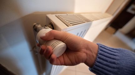 Une personne règle son radiateur, le 11 mars 2022, à Excideuil (Dordogne). (ROMAIN LONGIERAS / HANS LUCAS / AFP)