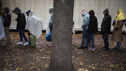 Des migrants font la queue devant l'office allemand de la Santé des Affaires sociales, le 14 octobre 2015 à Berlin. En 2018, une campagne d'incitation au retour dans leur pays des étrangers dont la demande d’asile a été rejetée a été lancée par les autorités. (ODD ANDERSEN / AFP)