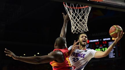 Le Fran&ccedil;ais Evan Fournier (droite) s'appr&ecirc;te &agrave; marquer un panier face &agrave; l'Espagne lors du quart de finale des Mondiaux de basket &agrave; Madrid, le 10 septembre 2014. Les Bleus ont finalement remport&eacute; le match face aux h&ocirc;tes de la comp&eacute;tition. (JAVIER SORIANO / AFP)