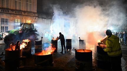 Des agriculteurs manifestent devant la préfecture de la Marne à Chalons-en-Champagne, le 18 novembre 2024. (FRANCOIS NASCIMBENI / AFP)