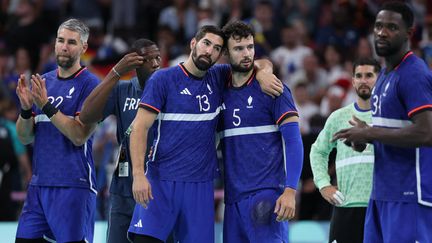 Les Bleus désabusés après leur défaite en quarts de finale du tournoi olympique contre l'Allemagne, le 7 août 2024 au stade Pierre-Mauroy (Villeneuve d'Ascq). (THOMAS COEX / AFP)