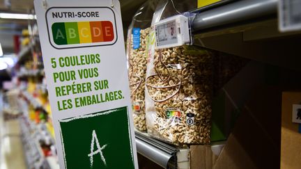 Un panneau "Nutri-Score" affiché dans un supermarché de Bruxelles (Belgique), le 4 avril 2019.
 (LAURIE DIEFFEMBACQ / BELGA)