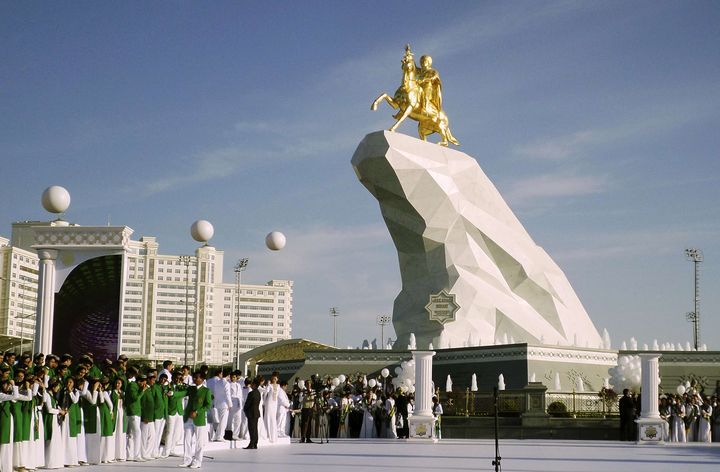 Une imposante statue en or du pr&eacute;sident turkm&egrave;ne Gourbangouly Berdymoukhamedov a &eacute;t&eacute; d&eacute;voil&eacute;e &agrave; Achkhabad (Turkm&eacute;nistan), le 25 mai 2015. (ALEXANDER VERSHININ/ AP / SIPA)