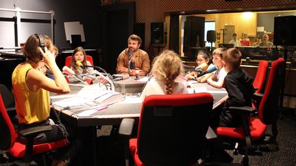 Au micro de franceinfo junior, Stéphane de Freitas donne des conseils à des collégiens pour prendre la parole en public. Il est réalisateur et entrepreneur social, spécialiste de la prise de parole. (FRANCEINFO / RADIOFRANCE)