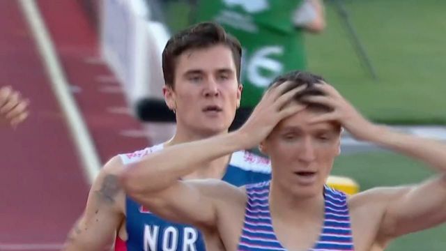 Coup de tonnerre lors de cette finale du 1 500 mètres des Championnats du monde d'Eugene. Alors que Jakob Ingebrigsten faisait le tempo en tête de la course, le Britannique Jake Wightman a placé son accélération aux 300 mètres et a résisté au retour du Norvégien dans la dernière ligne droite. L'athlète de 28 ans s'impose avec un chrono de 3 minutes 29 secondes et 23 centièmes. L'Espagnol Mohamed Katir complète le podium.