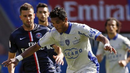 Brandao devant Thiago Motta (THOMAS SAMSON / AFP)