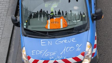 Un véhicule d'Enedis, lors de la manifestation contre les retraites du 17 décembre 2019 (archive). (QUENTIN D?HAIS / MAXPPP)