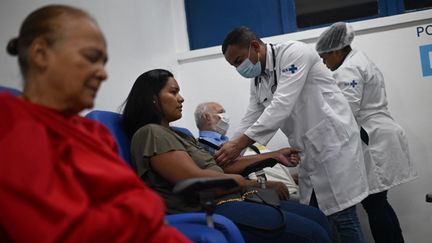 Des patients présentant des symptômes de la dengue pris en charge dans un centre de santé de Rio de Janeiro, au Brésil, le 5 février 2024. (MAURO PIMENTEL / AFP)