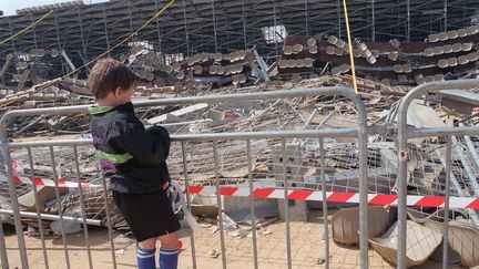 Un enfant se rend à proximité du stade Armand-Cesari, un jour après la tragédie de Furiani lors de la demi-finale de Coupe de France entre Bastia et l'Olympique de Marseille, le 5 mai 1992. (ANDRE DURAND / AFP)