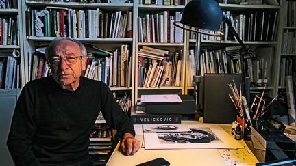 Ernest Pignon-Ernest dans son atelier la Ruche, le 25 octobre 2024, à Paris. (CHRISTOPHE AIRAUD)