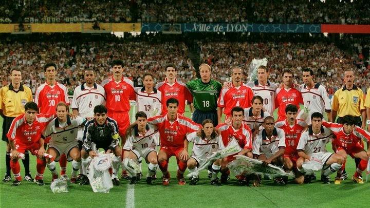 Les joueurs iraniens et américains posant mélangés pour la photo lors du match du Mondial en France, le 21 juin 1998, à Lyon.&nbsp; (JEROME PREVOST / CORBIS SPORT / GETTY IMAGES)