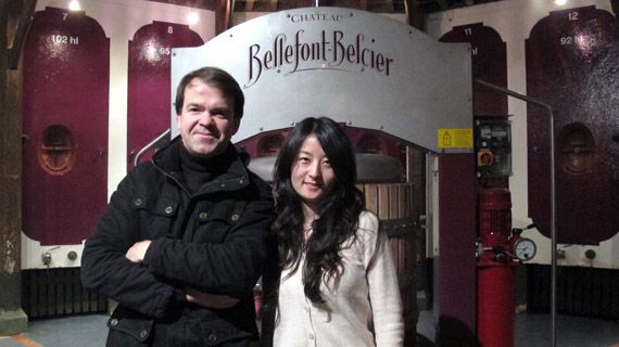 Le directeur du ch&acirc;teau Bellefont-Belcier, Emmanuel de Saint-Salvy et son assistante,&nbsp;Xuan Fei, le 16 janvier 2013 &agrave; Saint-Emilion (Gironde). (THOMAS BAIETTO / FRANCETV INFO)