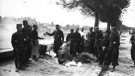 à l'origine kabyle, appartenant à un corps d'infanterie légère de l'Armée d'Afrique. Le corps des zouaves fut créé lors de la conquête de l'Algérie. Avec les régiments de tirailleurs algériens, ils sont parmi les plus décorés de l'armée française, juste après le régiment d'infanterie coloniale du Maroc et le régiment de marche de la Légion étrangère. Ils ont existé de 1830 à 1962. (Source Wikipédia) (Bibliothèque nationale de France)