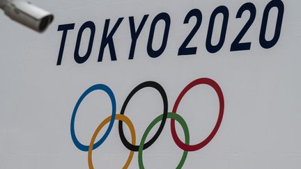 Une bannière des Jeux olympiques 2020 affichée à Tokyo.&nbsp; (CHARLY TRIBALLEAU / AFP)