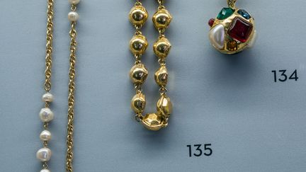 Illustration. Des bijoux lors d'une exposition au Musée des arts décoratifs en octobre 2018. (JENS B?TTNER / DPA)