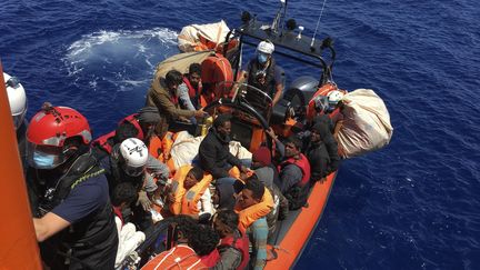 51 migrants secourus par le bâteau Ocean Viking, au large de l'île de Lampedusa, le 25 juin 2020.&nbsp; (SHAHZAD ABDUL / AFP)