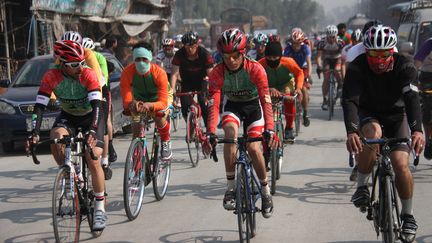 Des cyclistes afghans durant la Peace Cup dans un contexte de réduction de violence entre le gouvernement afghan et les Talibans à Jalalabad, le 22 février 2020. (WALI SABAWOON / NURPHOTO)