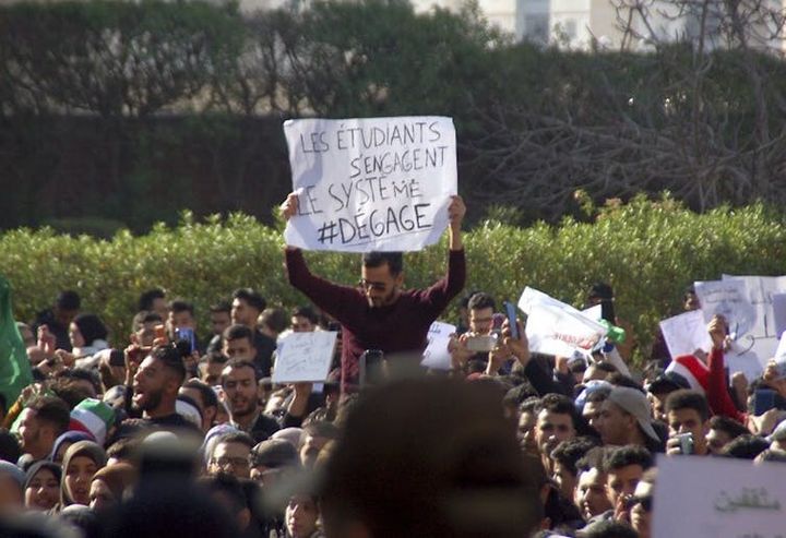 Les étudiants ont rejoint les mobilisations contre le président Abdelaziz Bouteflika mardi 26&nbsp;février. Oran, Algérie.  (AFP)