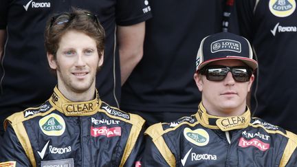 Romain Grosjean (&agrave; gauche), &agrave; c&ocirc;t&eacute;&nbsp;de son co&eacute;quipier chez Lotus&nbsp;Kimi R&auml;ikk&ouml;nen, le 25 novembre 2012, &agrave; Sao Paulo (Br&eacute;sil).&nbsp; (SERGIO MORAES / REUTERS)