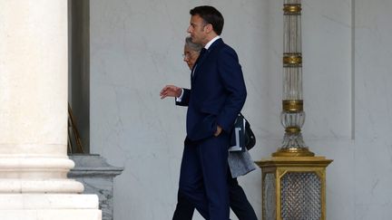 Le président français, Emmanuel Macron, et la Première ministre, Elisabeth Borne, le 23 mai 2022, à l'Elysée. (LUDOVIC MARIN / AFP)