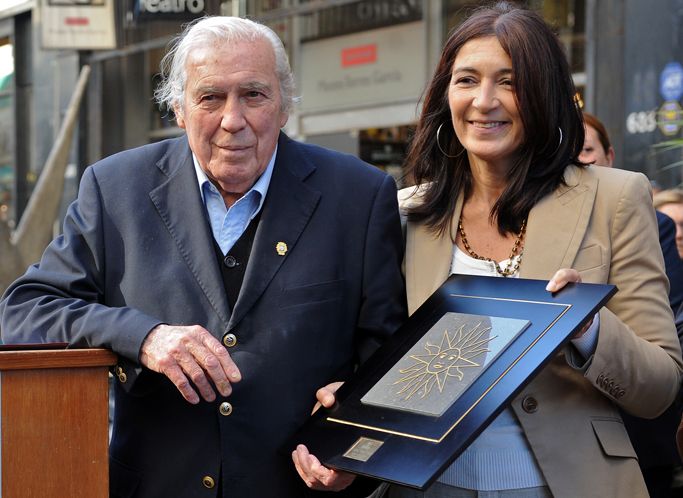 Le 28 avril 2010, Carlos Páez Vilaró recevait des mains de la maire de Montevideo Hyara Rodriguez une réplique d'une pièce de carrelage en son honneur, placée sur le "walk of fame" (allée de la renommée) de la ville.
 (Pablo Porciuncula / AFP)