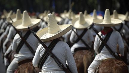 Des hommes habill&eacute;s en r&eacute;volutionnaires d&eacute;filent lors des c&eacute;l&eacute;brations du 101e anniversaire de la r&eacute;volution mexicaine &agrave; Mexico, le 20 novembre 2011. (YURI CORTEZ / AFP)