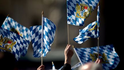 Sur la place, parmi les nombreux drapeaux pr&eacute;sents, la Bavi&egrave;re, r&eacute;gion d'origine de Josef Ratzinger. (FILIPPO MONTEFORTE / AFP)