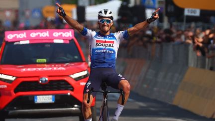 Julian Alaphilippe remportant la 12e étape du Giro, le 16 mai 2024. (LUCA BETTINI / AFP)