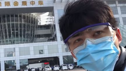 Le blogueur chinois&nbsp;Chen&nbsp;Qiushi a passé plusieurs semaines à Wuhan,&nbsp;pour enquêter sur le coronavirus Covid-19. (CAPTURE D'ÉCRAN YOUTUBE)