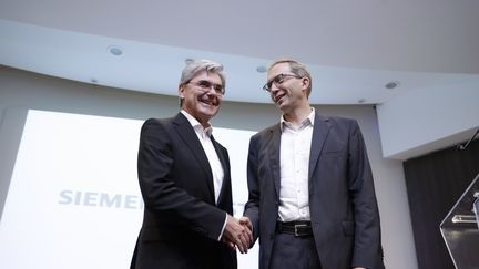 Le PDG de Siemens, Joe Kaeser, et le PDG d'Alstom, Henri Poupart-Lafarge, annonce la fusion de leurs groupes lors d'une conférence de presse à Paris, le 27 septembre 2017. (THOMAS SAMSON / AFP)