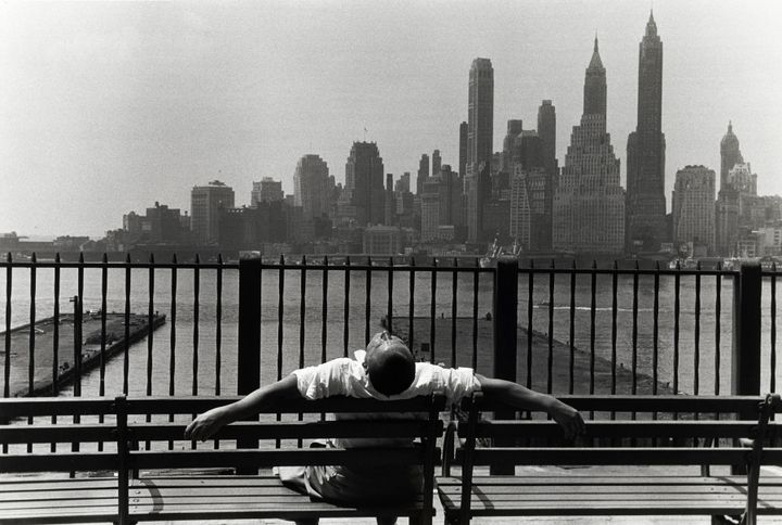 Louis Stettner, "Brooklyn Promenade", New York, 1954, Collection Centre Pompidou, Musée national d'art moderne, Paris, Don de Hervé et Etty Jauffret en 2015
 (Centre Pompidou/Dist. RMN-GP ©Louis Stettner )