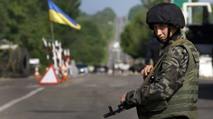 Un soldat de l'arm&eacute;e ukrainienne, le 13 mai 2014 &agrave; Sloviansk (Ukraine). (YANNIS BEHRAKIS / REUTERS)