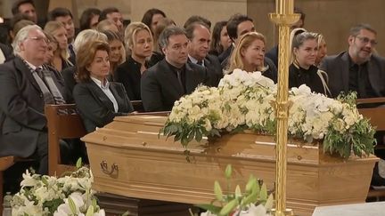 À la cathédrale de la Major à Marseille (Bouches-du-Rhône), vendredi 9 octobre, les amis, familles et supporteurs du "Boss" étaient présents pour lui rendre un dernier hommage.&nbsp; (CAPTURE ECRAN FRANCE 2)