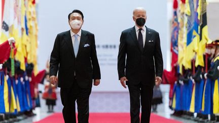 Les présidents américain et sud-coréen&nbsp;Joe Biden et Yoon Suk-yeol se rencontrent à Séoul, le 21 mai 2022. (SAUL LOEB / AFP)