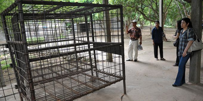 Ces cages de métal témoignent des tortures perpétrées par les Khmers rouges
 (TANG CHHIN SOTHY / AFP)